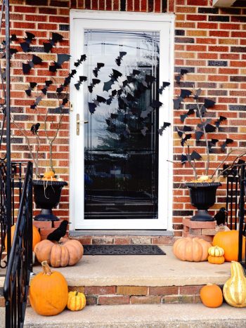 13 Spooky Halloween Porch Decorations4