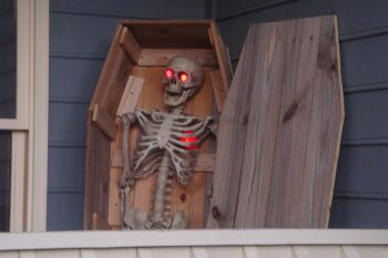 13 Spooky Halloween Porch Decorations9