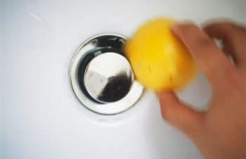 12 Ways to Clean Your Entire Home With Lemons3