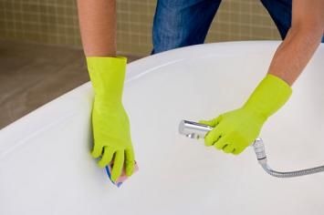 Are You Making a Mistake When Cleaning Your Bathtub? Cleaning, How to Clean Your Bathroom, Easy Ways to Clean Your Bathroom, Bathroom Tips and Tricks, Easy Ways to Clean Your Bathroom, Cleaning, Cleaning Hacks, Quick Ways to Clean Your Bathroom, Bathroom Cleaning 101