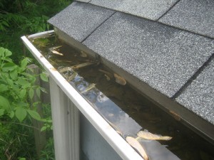 Get Gunk – Free Gutters! | How to Clean Your Gutters, Cleaning Tips, Gutter Cleaning TIps, How to Easily Clean Your Gutters, Outdoor Maintenance Projects, Fast Ways to Clean Your Gutters, Popular Cleaning Pin, Clean Home, Home Cleaning Tips and Tricks.