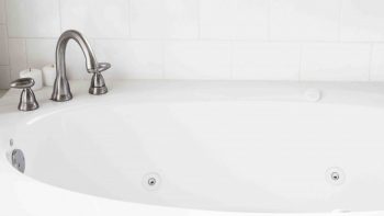 Easy Ways to Clean Your Jetted Tub| Clean Your Jetted Tub, Cleaning, Home Cleaning Hacks, Home Cleaning, Clean Your Bathtub, How to Clean Your Bathtub, Cleaning Tips and Tricks