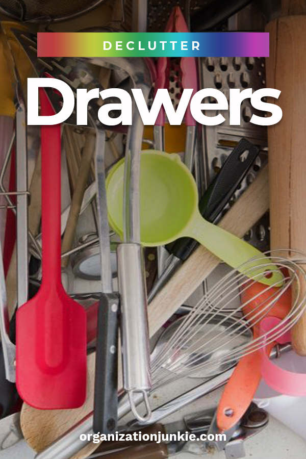 I hate to admit it, but sometimes my drawers are so full of clutter that I can't even open them. It's embarrassing to admit, but I am hoping that at least one of you has had this happen before. I was so tired of the clutter that I learned 5 steps that can help me declutter any drawer from the kitchen, the bathroom, home office and even the proverbial junk drawer. Read this post to learn how you can declutter your drawers. #declutteringtips #howtodeclutterdrawers #easystepstodeclutterdrawers