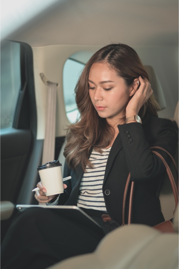 Some people spend their hours at work chained to a desk, but others do a lot of work on the go. For those of us who need to accomplish a lot in the car, mobile office organization tips help keep us on top of our working on the go game. 