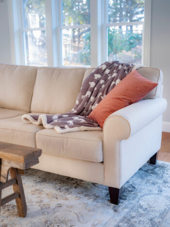 We all know how big of a pain microfiber can be to clean! Do you have a microfiber couch? You need to know how to clean a microfiber couch with some easy tips! It's easy to keep it looking good as new!